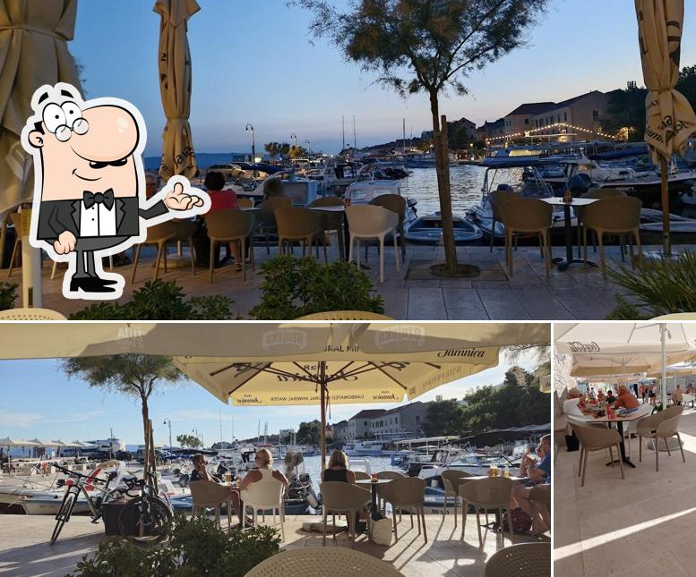 Siediti a un tavolo di Barka