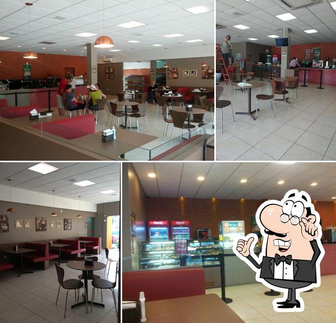 Sente em uma das mesas no AutoCafé