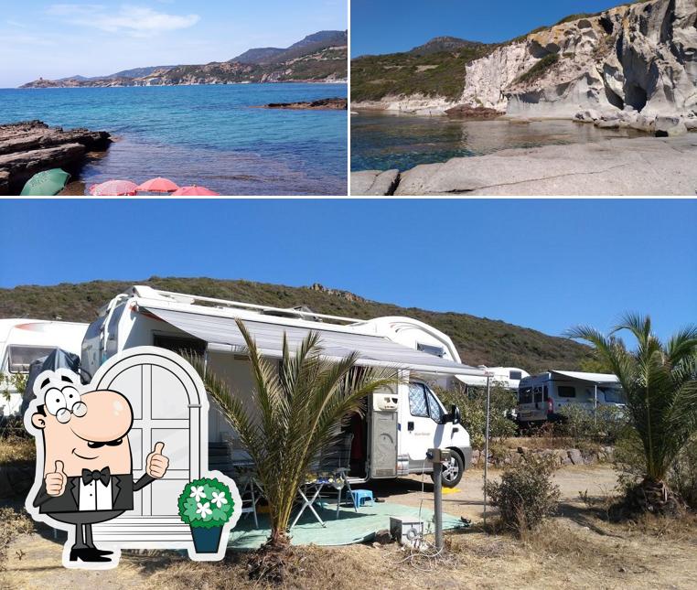 Curiosa tra la parte esterna di Area Sosta Camper di S'Abba Druche