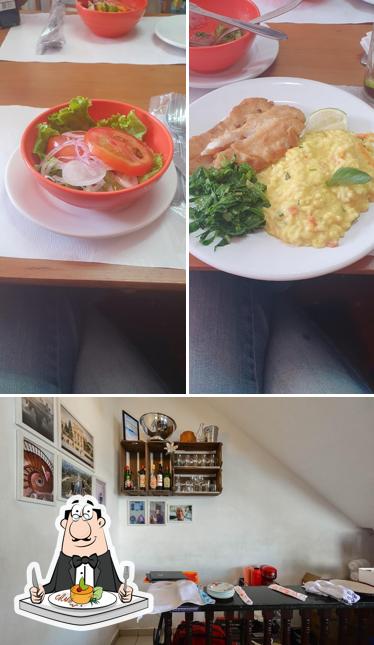 A comida e mesa de jantar do restaurante