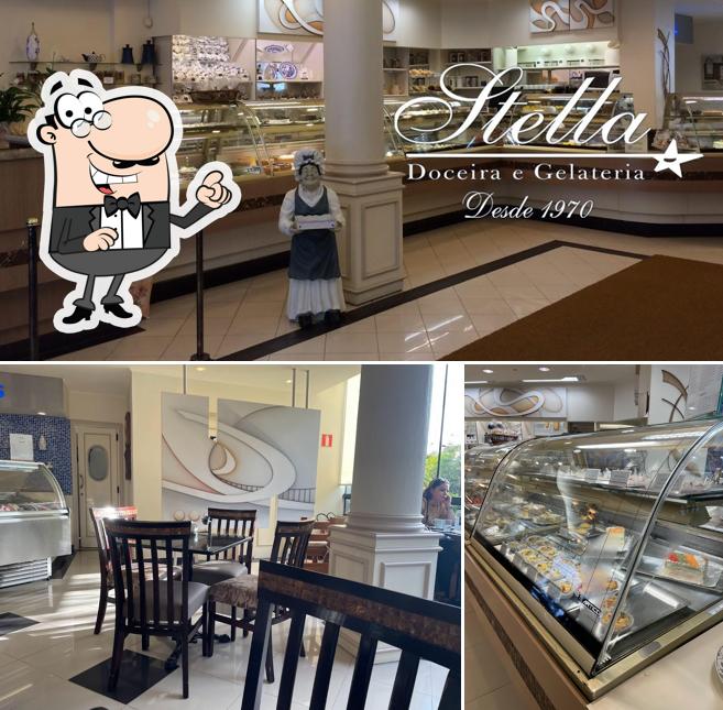 Sente em uma das mesas no Doceria Stella