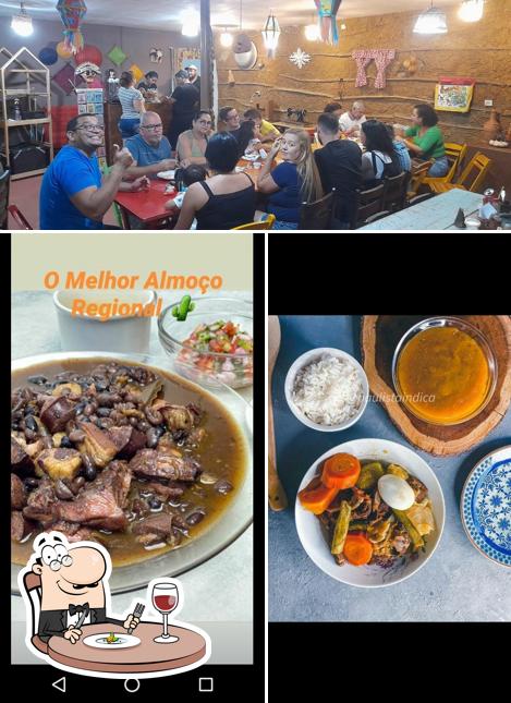 A comida e interior do restaurante