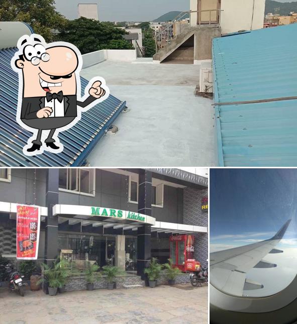 The exterior of Hotel Mars