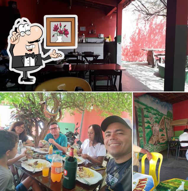 Sente em uma das mesas no Bode do Manel