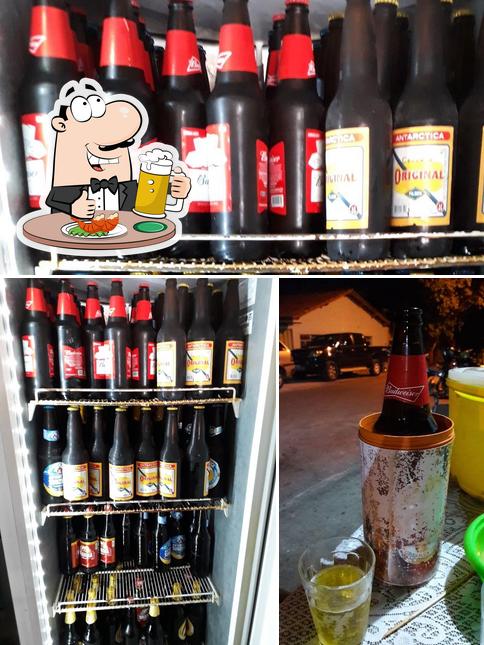 Desfute uma tulipa de cerveja leve ou escura