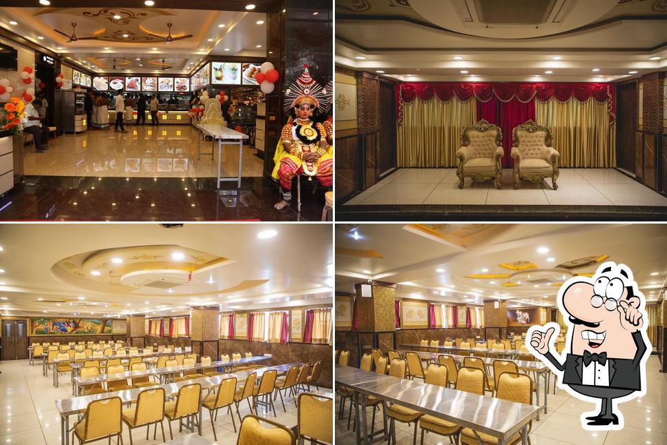 The interior of Vijayalakshmi Veg - Basavanagudi ವಿಜಯಲಕ್ಷ್ಮೀ ಸಸ್ಯಾಹಾರಿ ಹೋಟೆಲ್ - ಬಸವನಗುಡಿ