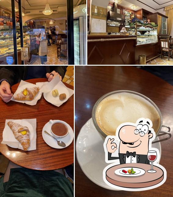 Caffé Ambrosiano si caratterizza per la cibo e interni