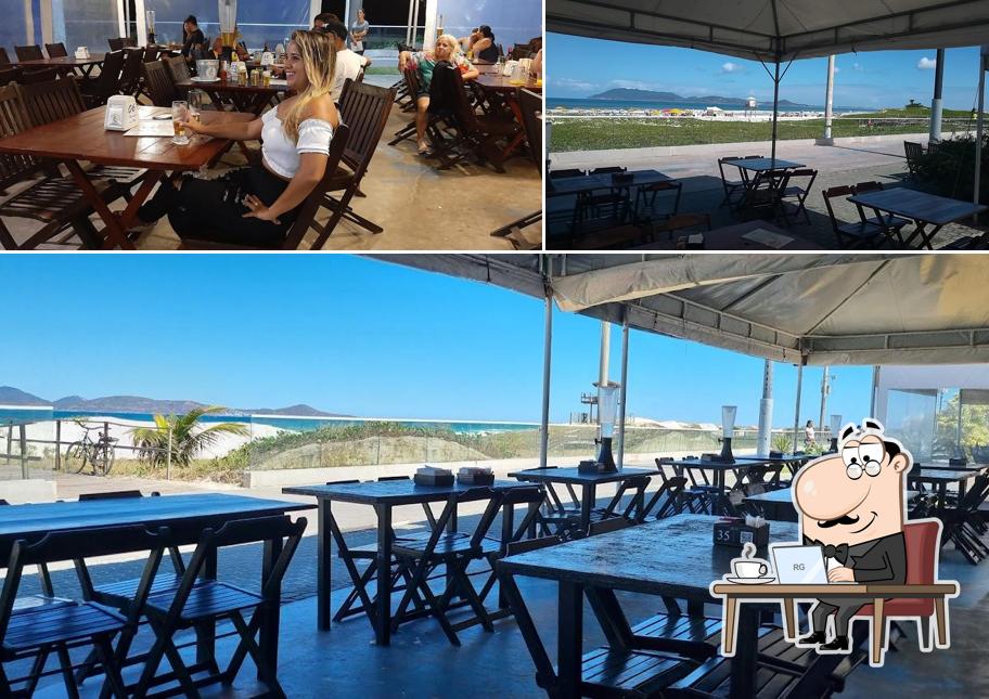 Sente em uma das mesas no Quiosque Costa do Sol