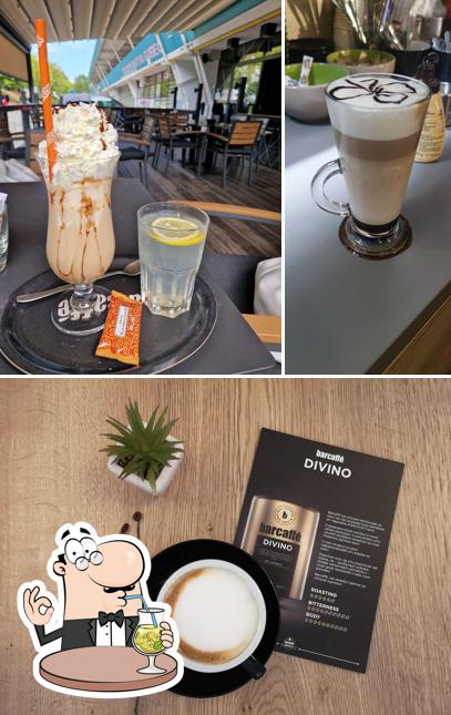 La foto della bevanda e dolce di Stadion Caffe