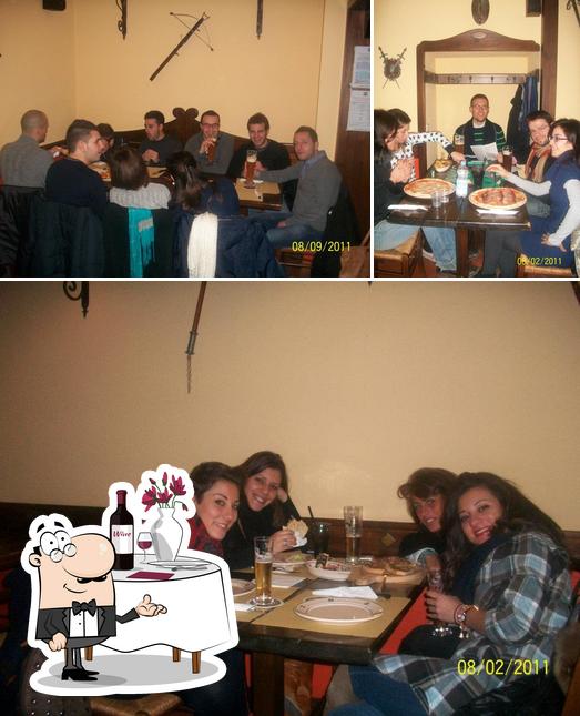 La immagine di tavolo da pranzo e interni da Camelot Pub