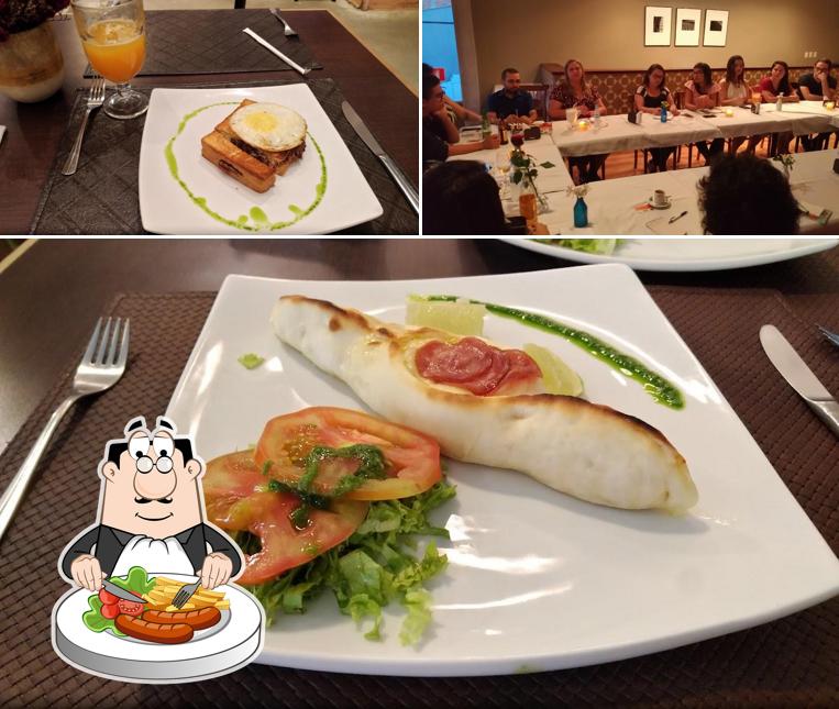 A comida e interior do restaurante