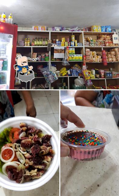 Entre diferentes coisas, comida e interior podem ser encontrados no Demora's Lanche