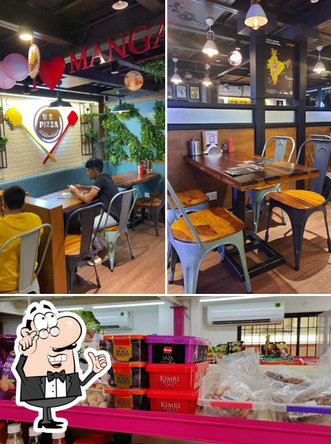 The interior of US PIZZA