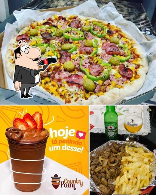 A bebida e pizza do restaurante