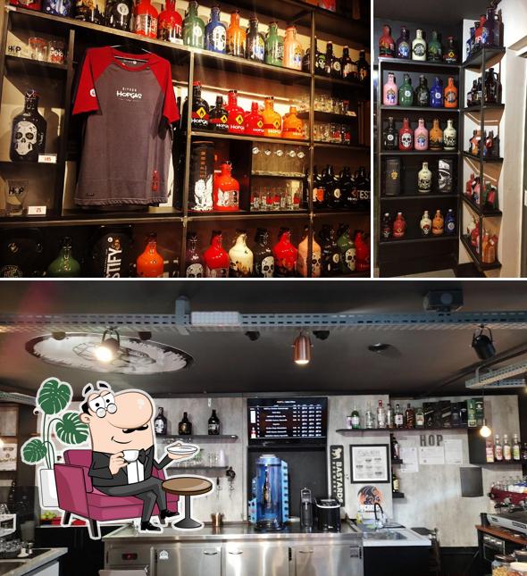 O interior do Rusty Co. Coffee 'n Beer Cafeteria e Bar no Batel