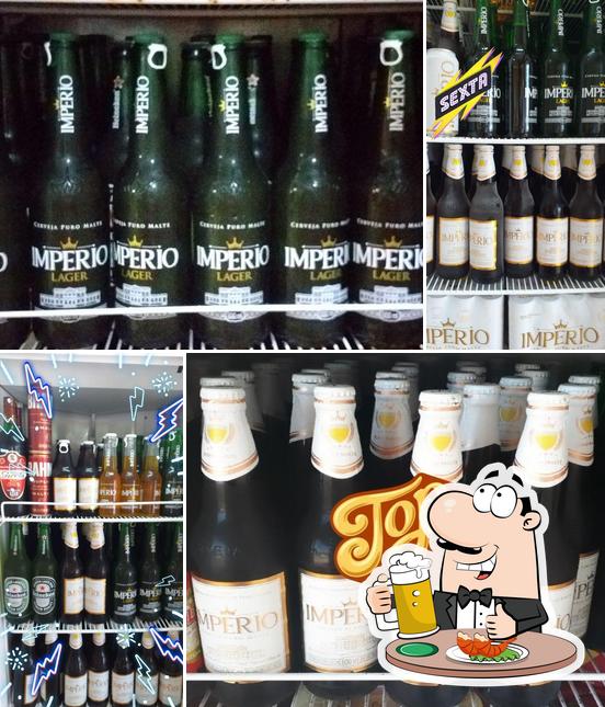 Desfute um copo de cerveja leve ou escura