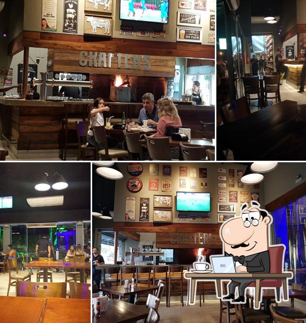 Sente em uma das mesas no Crafter's Beer & Beef