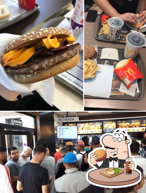 Deguste um dos hambúrgueres disponíveis no McDonald's