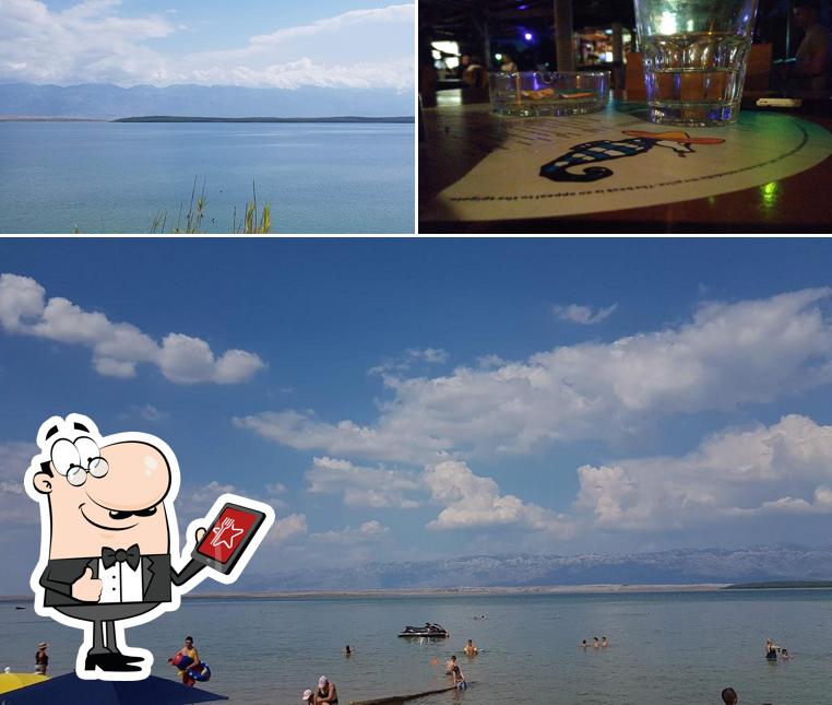 La esterno e bancone da bar del ristorante