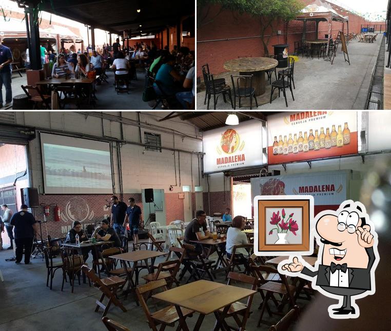 Sente em uma das mesas no Cervejaria Madalena