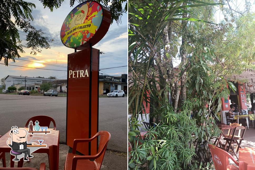 Sente em uma das mesas no Bar do Calixto