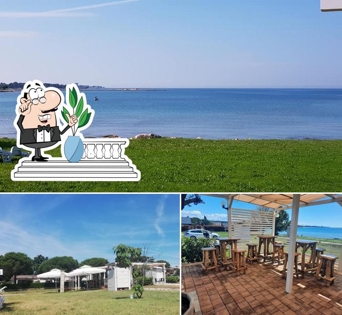 Goditi la vista dagli esterni di Beach bar Happy Sunshine