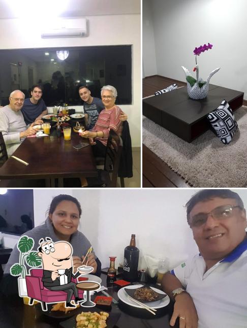 Sente em uma das mesas no Nishi Sushi Restaurante Japonês