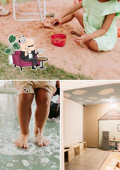 Entre diversos coisas, interior e bebida podem ser encontrados no Quintal da Lua - Café Brincante