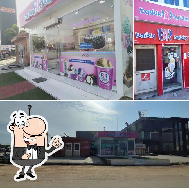 The exterior of Baskin Robbins