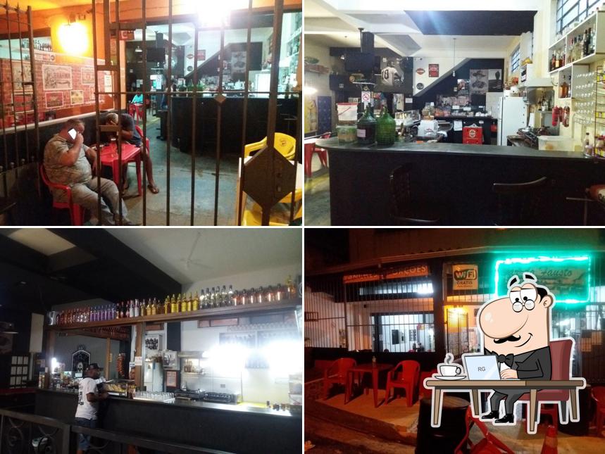 Sente em uma das mesas no Bar do Fausto