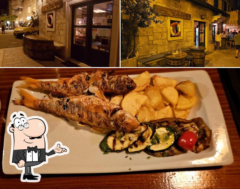 Questa è la immagine che presenta la interni e cibo di Tavern Kalalarga