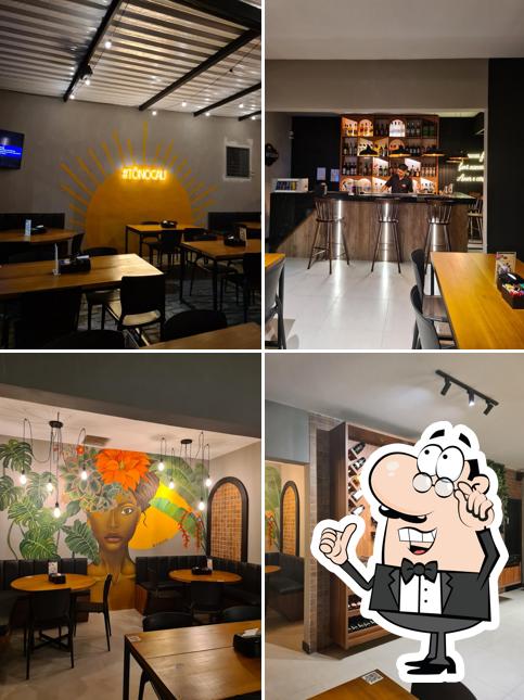 Sente em uma das mesas no Cau Botequim