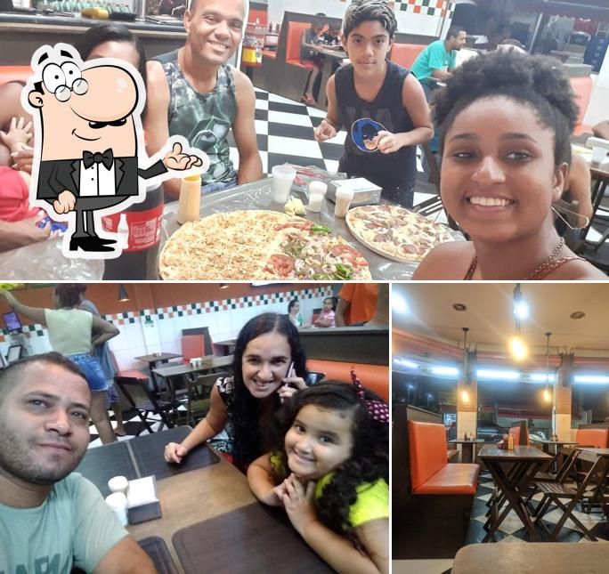 A imagem do Monte Sinai Burgue's’s interior e comida