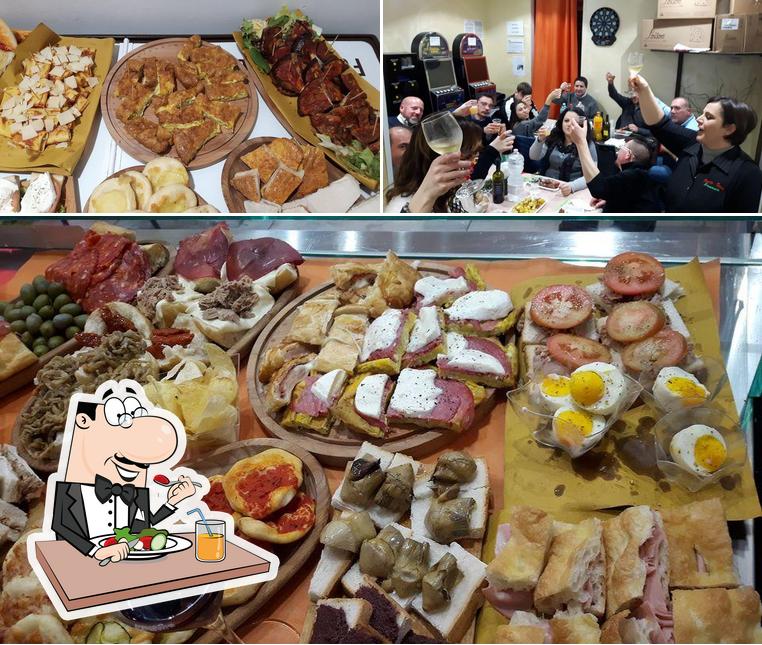 Questa è la foto che raffigura la cibo e interni di Bar Punto fisso