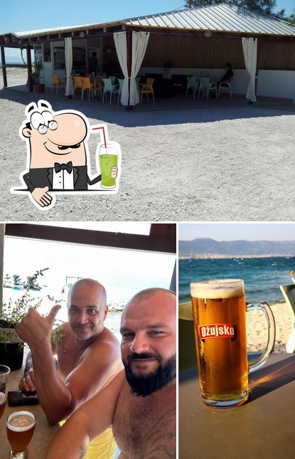 Goditi qualcosa da bere a Beach bar Mul