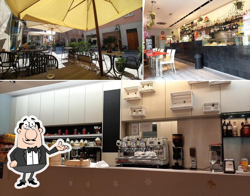 Siediti a un tavolo di Bar Tabacchi Cavour