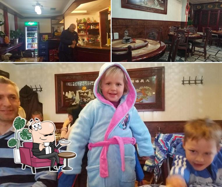 Dai un'occhiata agli interni di Peking Restaurant