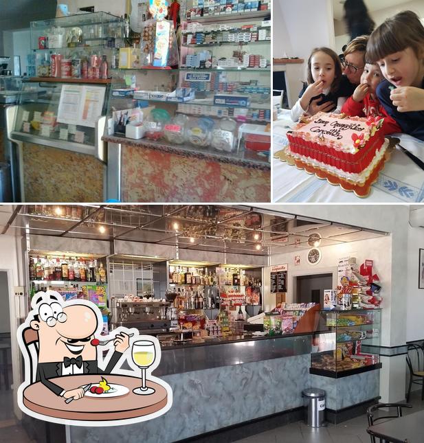 La cibo e interni del ristorante