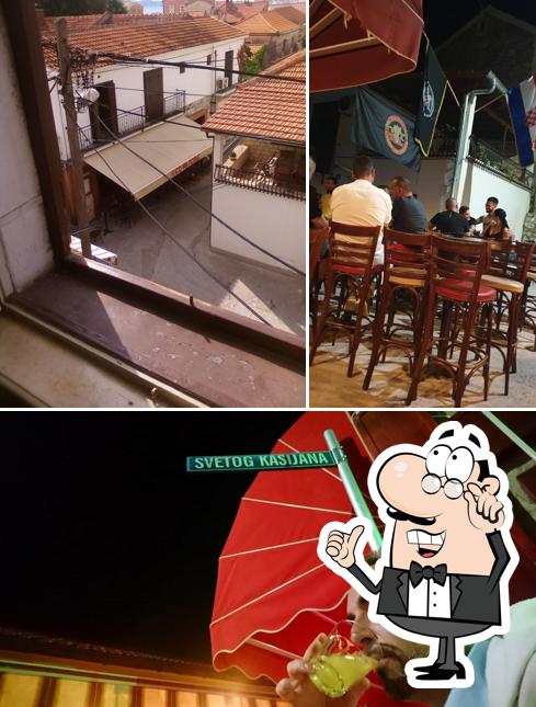 Dai un'occhiata agli interni di Cafe Bar Red Nose