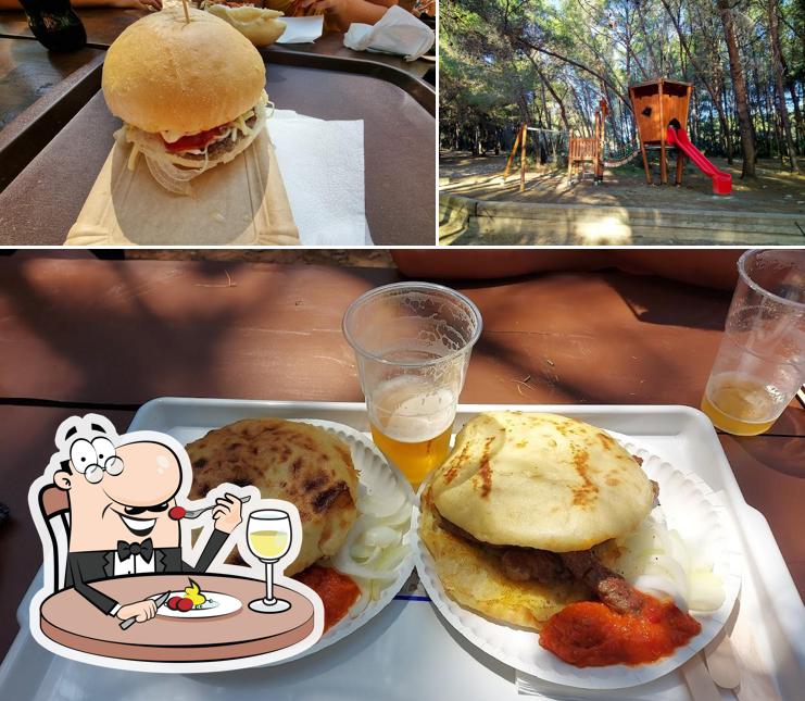 La immagine di cibo e area giochi da Beach bar Pinižule