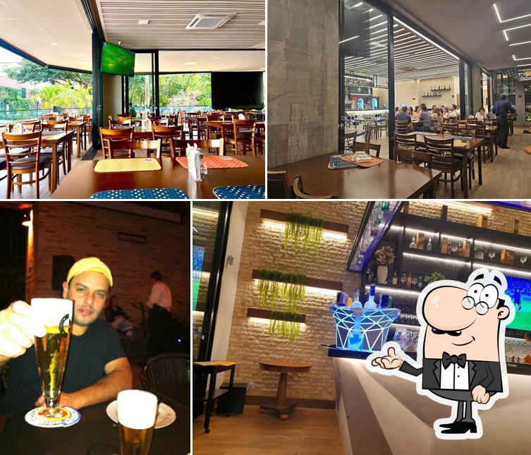 Sente em uma das mesas no Chopp Time - Choperia e Restaurante