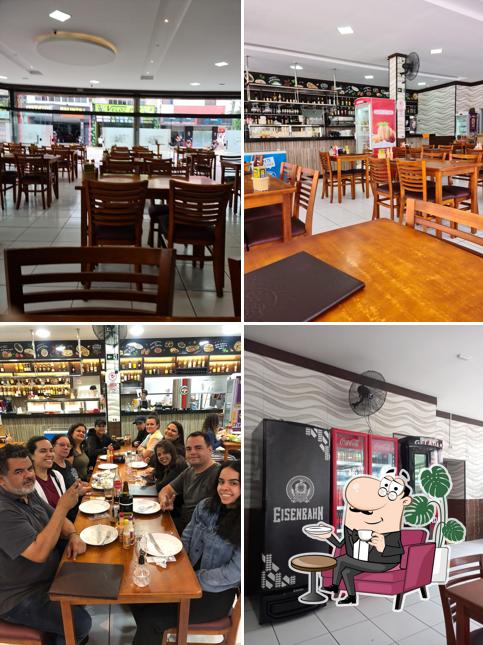 Sente em uma das mesas no Casa de Esfiha Senador