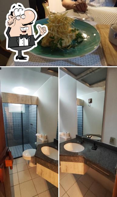 Sente em uma das mesas no Pousada Pier do Pontal