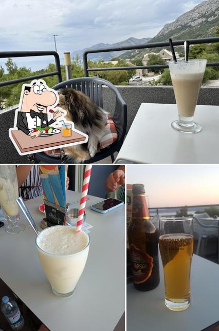 Tra le diverse cose da Cafe Triangle si possono trovare la cibo e esterno