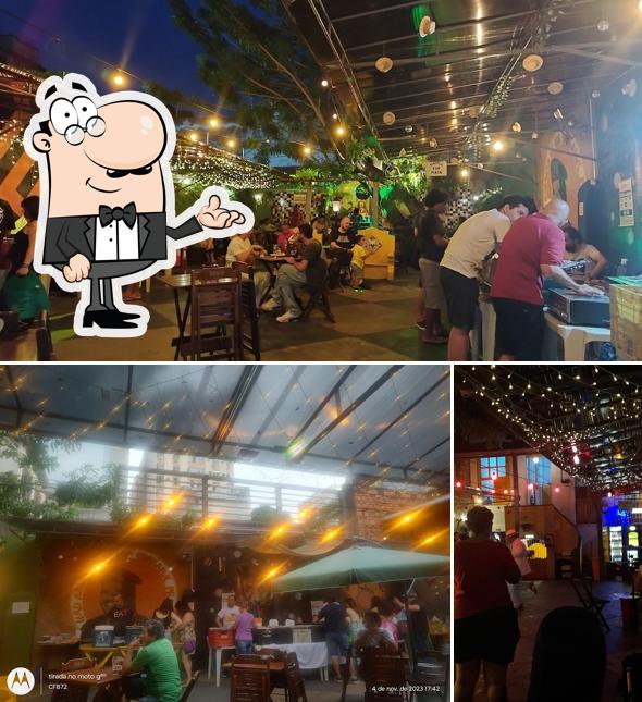 Sente em uma das mesas no Café com Arte