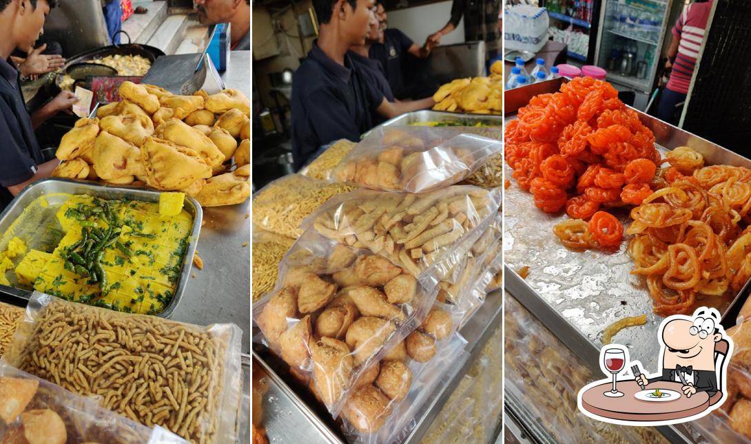 Food at Suraj Pakode Wala
