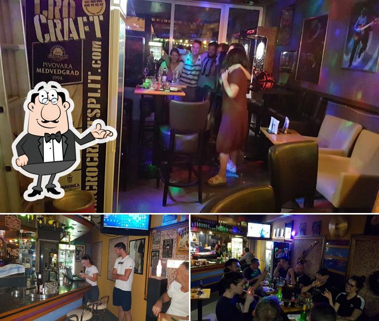 Siediti a un tavolo di caffe & beer bar Old School