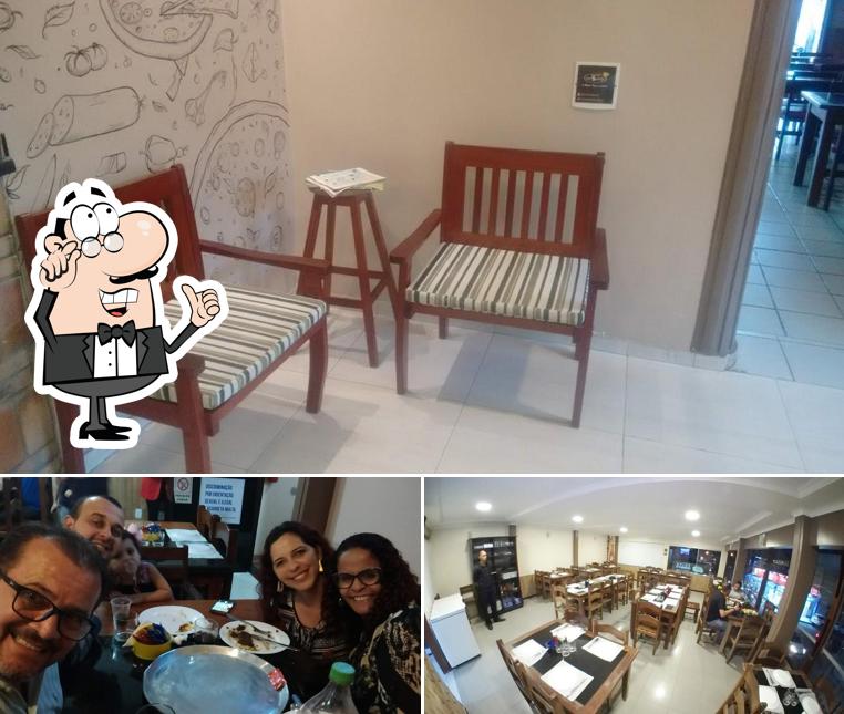 Sente em uma das mesas no Pizzaria Mais Sabor - Campina Grande