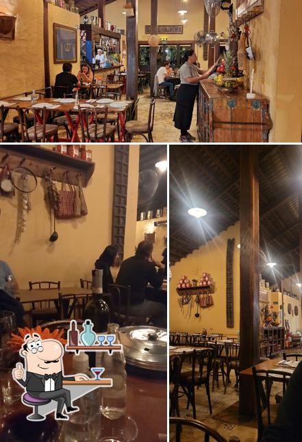 Sente em uma das mesas no Campana