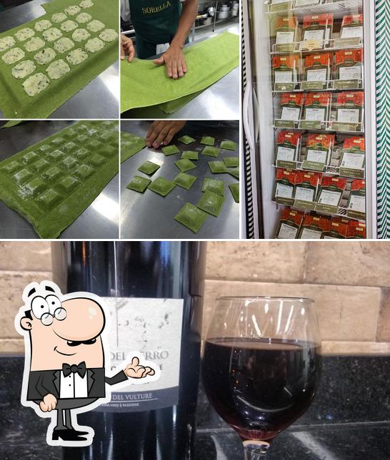 A interior e álcool do restaurante